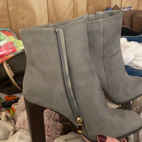 Gray ankle boot heels never worn - Picture 3 of 3